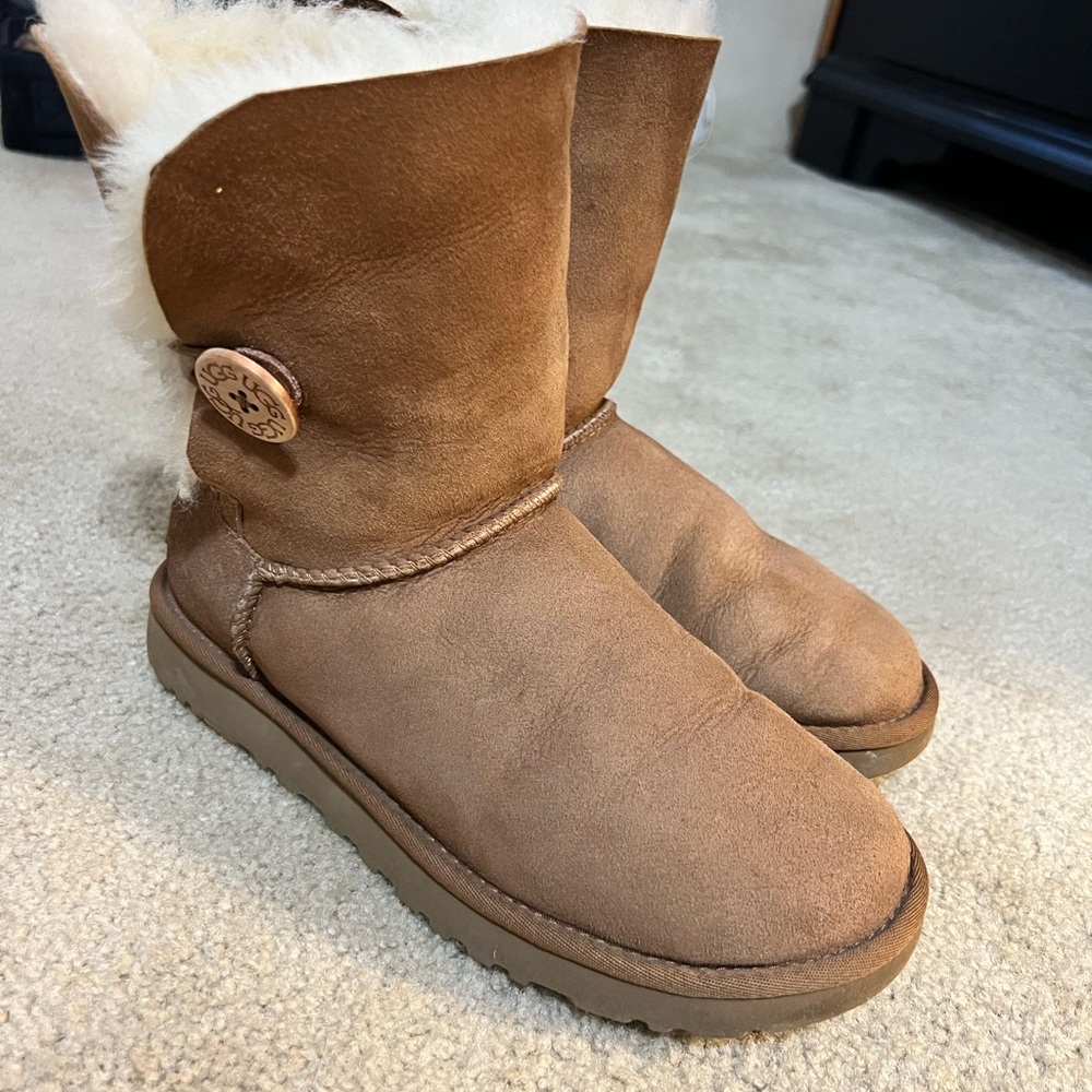 Ugg Bailey Button Boot. Size 8. Only Worn A Few T… - image 4